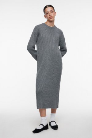 Платье-свитер миди вязаное свободного кроя befree. Цвет: серый
