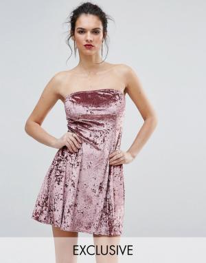 Короткое приталенное платье из мятого бархата с лифом-бандо Club L. Цвет: розовый