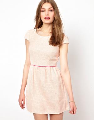 Короткое приталенное платье из твида A Wear. Цвет: розовый