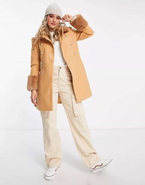 Пальто светло-бежевого цвета с воротником и манжетами из искусственного меха Miss Selfridge. Цвет: бежевый