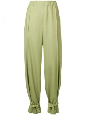 Зауженные эластичные брюки Maison Flaneur. Цвет: зеленый