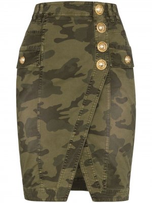 Джинсовая юбка мини с запахом и камуфляжным принтом Balmain. Цвет: зеленый