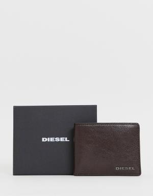 Коричневый кожаный бумажник Diesel. Цвет: коричневый