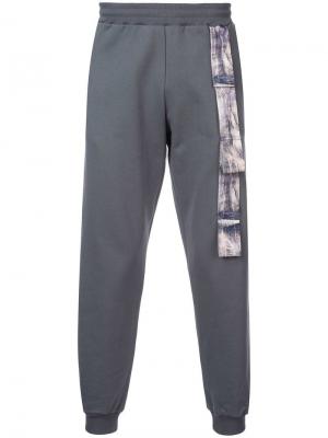 Спортивные брюки с контрастной деталью Cottweiler. Цвет: серый