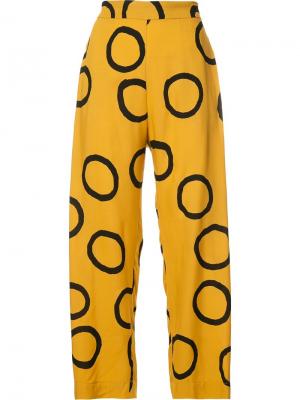 Укороченные брюки с узором из колец Vivienne Westwood Anglomania. Цвет: жёлтый и оранжевый