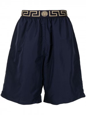 Плавки-шорты с узором Greca на поясе Versace. Цвет: синий