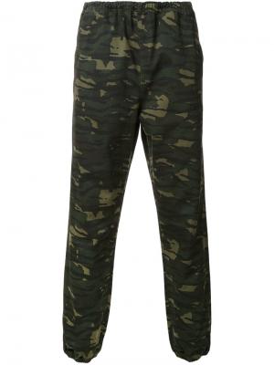 Камуфляжные брюки Alexander Wang. Цвет: зелёный