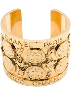 Кафф с резными монетами и логотипами Chanel Vintage. Цвет: металлический