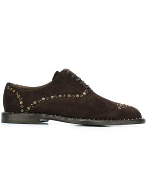 Туфли броги с заклепками Dolce & Gabbana. Цвет: коричневый