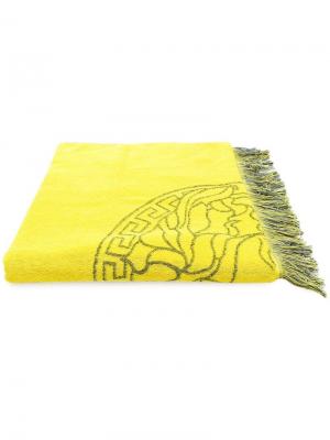 Пляжное полотенце с вышивкой Medusa Versace. Цвет: желтый