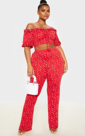 Красные расклешенные брюки с цветочным принтом Plus PrettyLittleThing