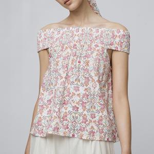Блузка с открытыми плечами и стилизованным рисунком COMPANIA FANTASTICA. Цвет: экрю/ розовый