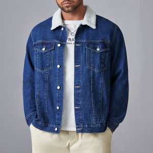 Для мужчины Джинсовая куртка с контрастным воротником карманом SHEIN. Цвет: синий цвет средней стирки