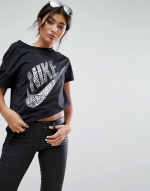 Черная футболка с короткими рукавами и большим логотипом цвета металли Nike. Цвет: черный