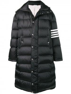 Длинная дутая куртка-бомбер в стиле оверсайз с воротником-воронкой и 4 полосками Thom Browne. Цвет: черный