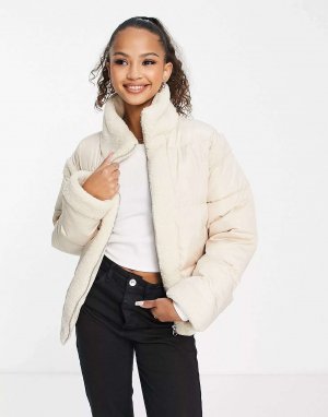 Кремовая объемная куртка-пуховик с высоким воротником и контрастными вставками из шерпы Wednesday's Girl Wednesday's. Цвет: бежевый