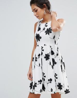 Короткое приталенное платье с цветочным принтом Zibi London. Цвет: мульти