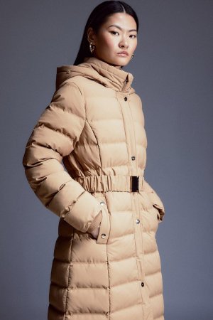 Длинная куртка с капюшоном из искусственного меха и поясом термосваркой пухом , бежевый Karen Millen