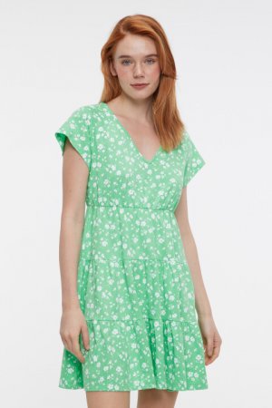 Платье мини хлопковое приталенное с ярусной юбкой befree. Цвет: зеленый