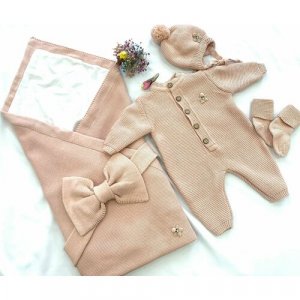 Комплект одежды  для девочек, шапка и бант плед комбинезон носки, нарядный стиль, размер 1-3 мес, розовый Россия. Цвет: розовый