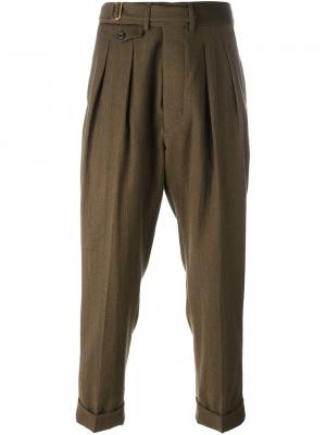 Классические брюки со складками Lardini. Цвет: зелёный