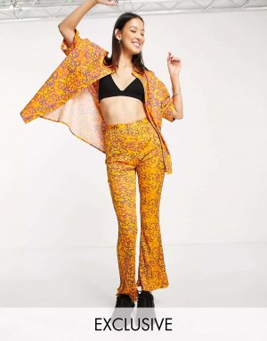 Плашеные брюки-клеш с абстрактным цветочным принтом персикового цвета Collusion