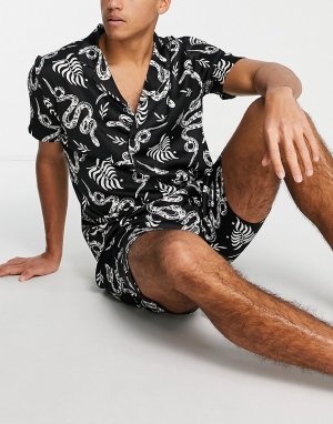Атласный пижамный комплект из рубашки на пуговицах и шорт с принтом змей -Черный Chelsea Peers
