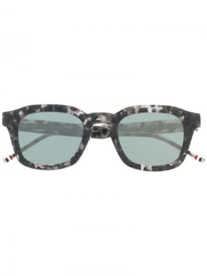 Солнцезащитные очки в квадратной оправе Thom Browne Eyewear. Цвет: серый
