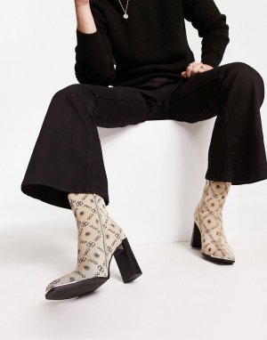 Ботинки челси на каблуке с принтом камней и монограммой ASOS DESIGN деталью носке