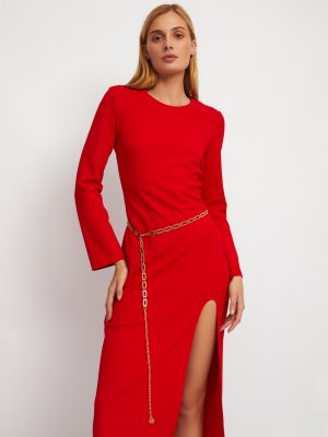 Платье длины миди с разрезом по ноге и поясом-цепочкой zolla. Цвет: красный