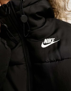 Черная классическая куртка-пуховик Nike. Цвет: черный