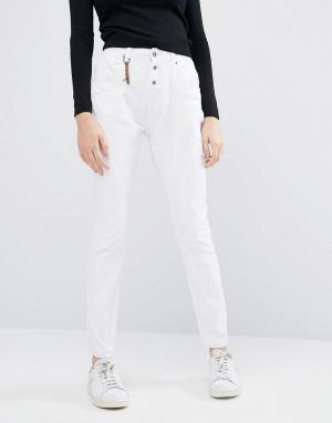 Черные зауженные джинсы антифит Vero Moda. Цвет: белый