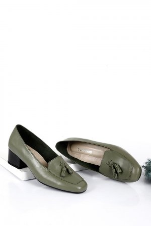 Женские туфли цвета хаки из натуральной кожи с тупым носком, на коротком толстом каблуке и кисточками 13313 GÖNDERİ(R)