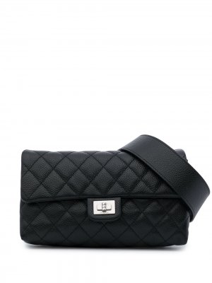 Стеганая поясная сумка 2.55 2018-го года Chanel Pre-Owned. Цвет: черный