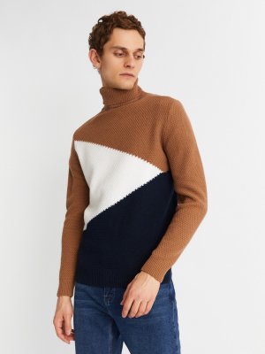 Вязаная шерстяная водолазка-свитер в стиле Color Block zolla. Цвет: коричневый