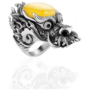 Роскошный мужской перстень «Дракон» из серебра и янтаря медового цвета Amberholl