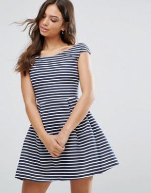 Короткое приталенное платье в полоску Wal G. Цвет: темно-синий