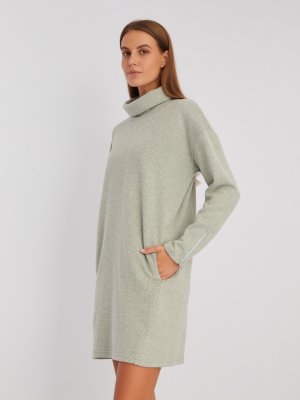 Трикотажное платье-свитер с высоким горлом и акцентом на манжетах zolla. Цвет: светло-зеленый