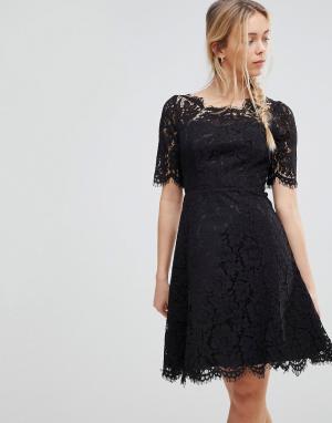 Короткое приталенное платье из кружева Glamorous. Цвет: черный