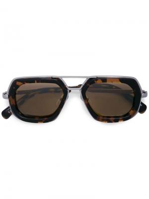 Солнцезащитные очки в шестиугольной оправе Linda Farrow. Цвет: коричневый