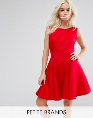 Приталенное платье мини со свободной юбкой Chi London Petite. Цвет: красный