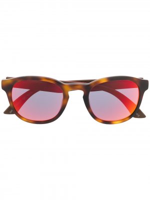 Солнцезащитные очки в круглой оправе черепаховой расцветки Puma. Цвет: красный