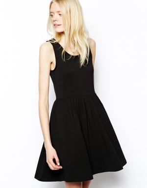 Короткое приталенное платье без рукавов Just Female. Цвет: черный