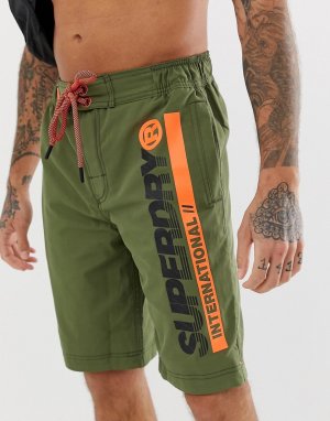 Пляжные шорты цвета хаки с логотипом Superdry. Цвет: зеленый
