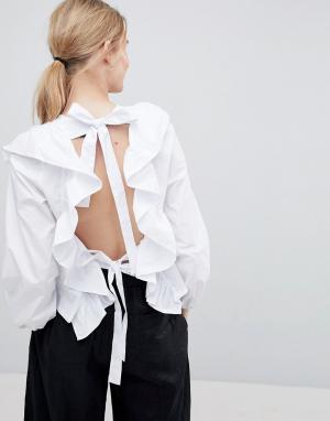 Блузка с открытой спиной и оборками Style Mafia. Цвет: белый