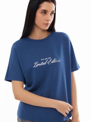 Блузка-футболка из неопрена с принтом-надписью zolla. Цвет: голубой