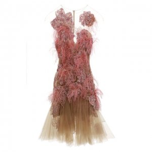 Платье с отделкой перьями и пайетками Marchesa. Цвет: розовый