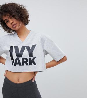 Серая укороченная футболка с логотипом Ivy Park. Цвет: серый