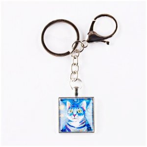 Брелок серебристый с карабином, большим кольцом для ключей цепью и квадратным рисунком Красивый кот в стиле Ван Гога синих тонах на фоне звёздной ночи DARIFLY. Цвет: голубой/белый/синий/серебристый
