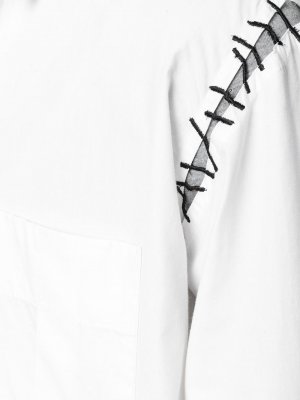 Рубашка с простроченными декоративными прорезями KTZ. Цвет: белый